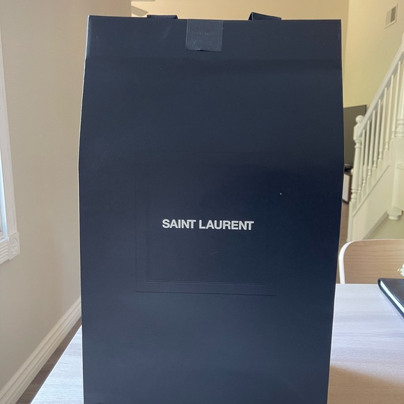 Yves Saint Laurent - Picture 6 of 7